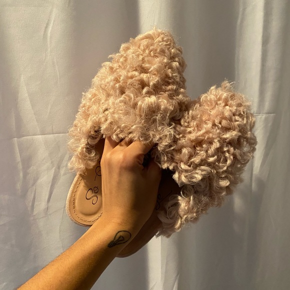 Blush Pink Fuzzy Slides - Picture 2 of 4